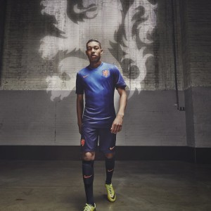 开云官方网站-魔笛穿云箭射穿蓝月防线，当指挥家被迫砌墙，绿茵交响何以成绝响？魔笛穿云箭射穿叹息之墙，蓝月交响终成绝响